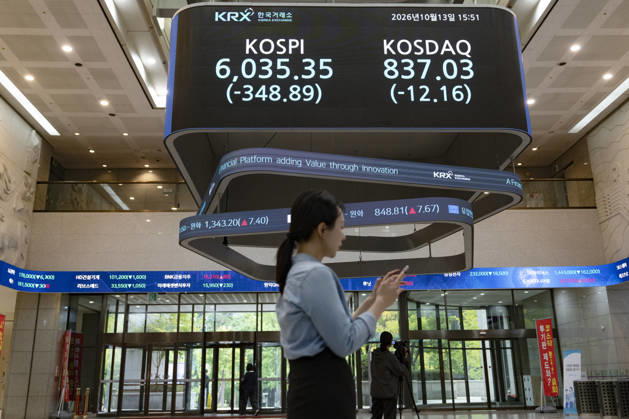South Korea Stocks Plunge As KOSPI Drops Sharply At KRX In Seoul A Korea Exchange (KRX) employee checks her smartphone near the main electronic board displaying the closing KOSPI index at 6,035.35 (-348.89) and KOSDAQ index at 837.03 (-12.16) in Yeouido, Seoul, South Korea, on October 13, 2026. Seoul Seoul South Korea  Copyright: xChrisxJungx originalFilename: jung-southkor261013_npUJY.jpg