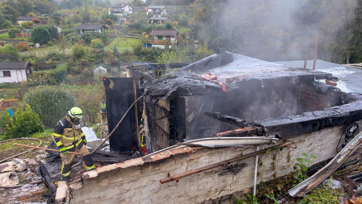 Wohnungsloses Paar nach Brandstiftung in Solingen festgenommen Für die Feuerwehr hieß es am Dienstagnachmittag (13.10.2026) gegen 16:05 Uhr ausrücken: In einer Kleingartenanlage am Ginsterweg in Solingen war es zum Vollbrand einer Gartenlaube gekommen. Als die Einsatzkräfte eintrafen stand eine Hütte bereits vollständig in Flammen, eine große Rauchsäule stieg über derm Gartenverein auf. Über mehrere hundert Meter musste eine Wasserversorgung gelegt werden bevor die Brandbekämpfung durchgeführt werden konnte. Rund vier Stunden später war der Brand gelöscht und die letzten Glutnester ebenfalls abgekühlt. Die der Besitzer der Gartenhütte berichtete, habe er bereits am Mittag ein wohnungsloses Paar in seiner Gartenlaube angetro
