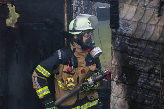 Wohnungsloses Paar nach Brandstiftung in Solingen festgenommen Für die Feuerwehr hieß es am Dienstagnachmittag (13.10.2026) gegen 16:05 Uhr ausrücken: In einer Kleingartenanlage am Ginsterweg in Solingen war es zum Vollbrand einer Gartenlaube gekommen. Als die Einsatzkräfte eintrafen stand eine Hütte bereits vollständig in Flammen, eine große Rauchsäule stieg über derm Gartenverein auf. Über mehrere hundert Meter musste eine Wasserversorgung gelegt werden bevor die Brandbekämpfung durchgeführt werden konnte. Rund vier Stunden später war der Brand gelöscht und die letzten Glutnester ebenfalls abgekühlt. Die der Besitzer der Gartenhütte berichtete, habe er bereits am Mittag ein wohnungsloses Paar in seiner Gartenlaube angetro