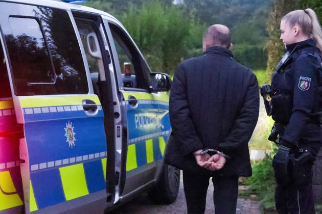 Wohnungsloses Paar nach Brandstiftung in Solingen festgenommen Für die Feuerwehr hieß es am Dienstagnachmittag (13.10.2026) gegen 16:05 Uhr ausrücken: In einer Kleingartenanlage am Ginsterweg in Solingen war es zum Vollbrand einer Gartenlaube gekommen. Als die Einsatzkräfte eintrafen stand eine Hütte bereits vollständig in Flammen, eine große Rauchsäule stieg über derm Gartenverein auf. Über mehrere hundert Meter musste eine Wasserversorgung gelegt werden bevor die Brandbekämpfung durchgeführt werden konnte. Rund vier Stunden später war der Brand gelöscht und die letzten Glutnester ebenfalls abgekühlt. Die der Besitzer der Gartenhütte berichtete, habe er bereits am Mittag ein wohnungsloses Paar in seiner Gartenlaube angetro