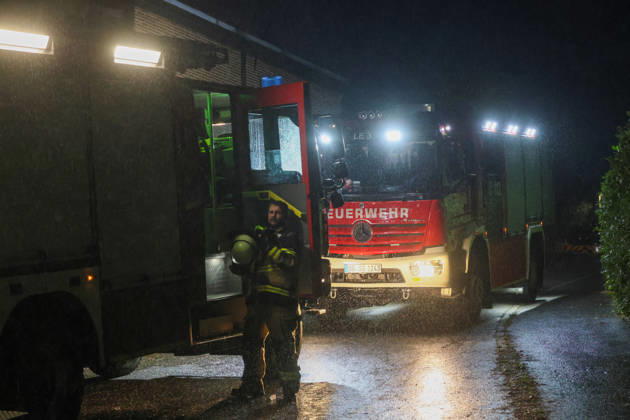 Wohnungsloses Paar nach Brandstiftung in Solingen festgenommen Für die Feuerwehr hieß es am Dienstagnachmittag (13.10.2026) gegen 16:05 Uhr ausrücken: In einer Kleingartenanlage am Ginsterweg in Solingen war es zum Vollbrand einer Gartenlaube gekommen. Als die Einsatzkräfte eintrafen stand eine Hütte bereits vollständig in Flammen, eine große Rauchsäule stieg über derm Gartenverein auf. Über mehrere hundert Meter musste eine Wasserversorgung gelegt werden bevor die Brandbekämpfung durchgeführt werden konnte. Rund vier Stunden später war der Brand gelöscht und die letzten Glutnester ebenfalls abgekühlt. Die der Besitzer der Gartenhütte berichtete, habe er bereits am Mittag ein wohnungsloses Paar in seiner Gartenlaube angetro