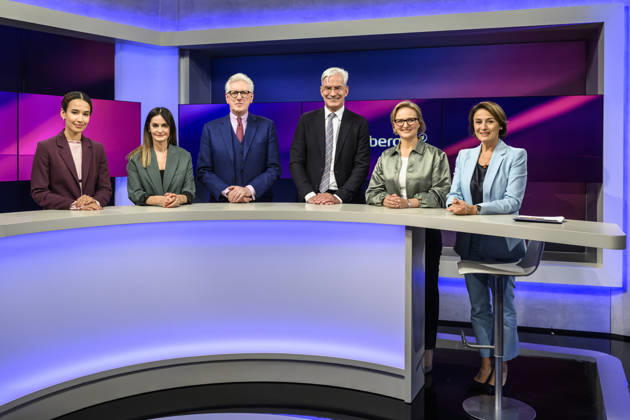 im Bild v.l.: Alisha Mendgen (Focus), Iris Sayram (ARD-Hauptstadtstudio), Theo Koll (Journalist und Moderator), Mathias Middelberg, CDU (Präsidiumsmitglied), Franziska Brantner, Bündnis 90 Die Grünen (Parteivorsitzende), Sandra Maischberger, GER, Berlin, Studio, zu Gast bei Maischberger, politische Talkshow, TV, Format, mit Moderatorin Sandra Maischberger, Das Erste, aus Adlershof Am Studio 20, 13.10.2026, Copyright: HMBxMedia UwexKoch