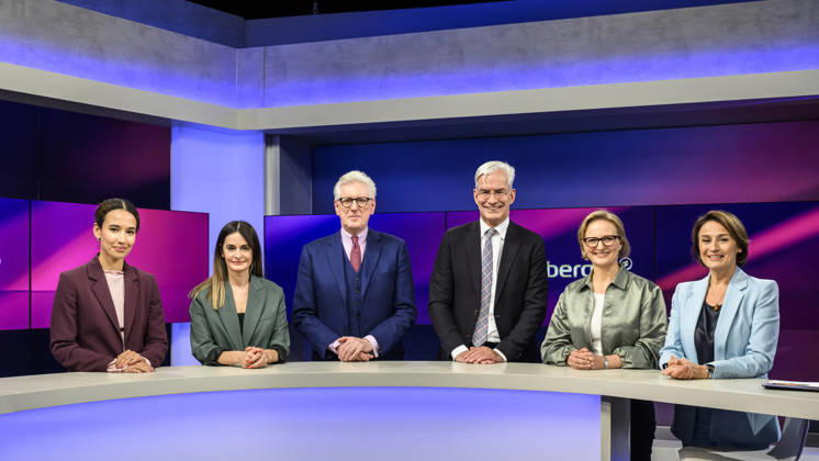 im Bild v.l.: Alisha Mendgen (Focus), Iris Sayram (ARD-Hauptstadtstudio), Theo Koll (Journalist und Moderator), Mathias Middelberg, CDU (Präsidiumsmitglied), Franziska Brantner, Bündnis 90 Die Grünen (Parteivorsitzende), Sandra Maischberger, GER, Berlin, Studio, zu Gast bei Maischberger, politische Talkshow, TV, Format, mit Moderatorin Sandra Maischberger, Das Erste, aus Adlershof Am Studio 20, 13.10.2026, Copyright: HMBxMedia UwexKoch