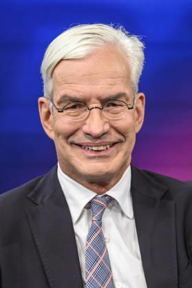 im Bild v.l.: Mathias Middelberg, CDU (Präsidiumsmitglied), GER, Berlin, Studio, zu Gast bei Maischberger, politische Talkshow, TV, Format, mit Moderatorin Sandra Maischberger, Das Erste, aus Adlershof Am Studio 20, 13.10.2026, Copyright: HMBxMedia UwexKoch