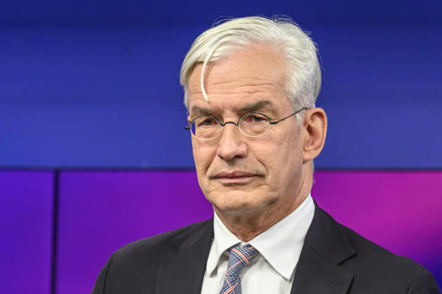 im Bild v.l.: Mathias Middelberg, CDU (Präsidiumsmitglied), GER, Berlin, Studio, zu Gast bei Maischberger, politische Talkshow, TV, Format, mit Moderatorin Sandra Maischberger, Das Erste, aus Adlershof Am Studio 20, 13.10.2026, Copyright: HMBxMedia UwexKoch
