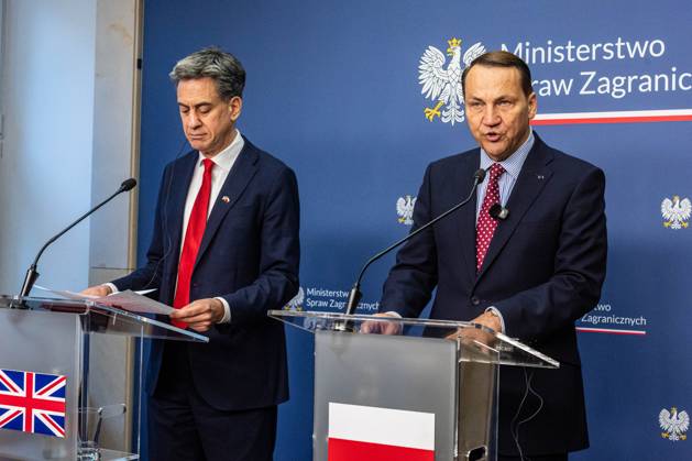 Foreign Ministers of Poland and the United Kingdom meet in Warsaw, Poland - 13 Oct 2026 Poland s Minister of Foreign Affairs, Radoslaw Sikorski, speaks during the press conference. Foreign Secretary of the United Kingdom of Great Britain and Northern Ireland visits the Ministry of Foreign Affairs in Warsaw, Poland for a meeting with the Republic of Poland s Foreign Minister, Radoslaw Sikorski. During the subsequent press conference, the ministers discussed their countries ongoing cooperation in foreign policy issues, including supporting Ukraine in the war Russia is waging against it. Miliband also spoke of the ties his family has to Poland. Afterwards, the ministers travel to the second day of the Warsaw Security Forum. Warsaw Poland Copyright: xNeilxMiltonx xSOPAxImagesx Neil-Milton-1458458