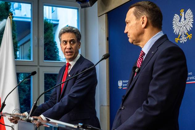 Foreign Ministers of Poland and the United Kingdom meet in Warsaw, Poland - 13 Oct 2026 The Foreign Secretary of the United Kingdom, Ed Miliband, speaks directly to Poland s Minister of Foreign Affairs, Radoslaw Sikorski, during the press conference. Foreign Secretary of the United Kingdom of Great Britain and Northern Ireland visits the Ministry of Foreign Affairs in Warsaw, Poland for a meeting with the Republic of Poland s Foreign Minister, Radoslaw Sikorski. During the subsequent press conference, the ministers discussed their countries ongoing cooperation in foreign policy issues, including supporting Ukraine in the war Russia is waging against it. Miliband also spoke of the ties his family has to Poland. Afterwards, the ministers tra Copyright: xNeilxMiltonx xSOPAxImagesx Neil-Milton-1458466