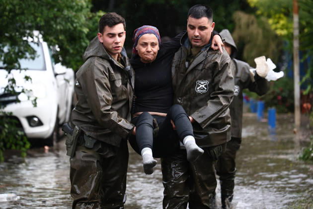 Chile declares a red alert in Santiago following heavy hailstorm SANTIAGO, CHILE - OCTOBER 13: Police officers assist residents in flooded areas of Santiago, Chile, following heavy rain and hail on October 13, 2026. Authorities declared a red alert across the capital as severe precipitation inundated streets, disrupted transportation, and caused widespread urban flooding. Lucas Aguayo Araos Anadolu Santiago Chile. Editorial use only. Please get in touch for any other usage.  Copyright: x2026xAnadoluxLucasxAguayoxAraosx