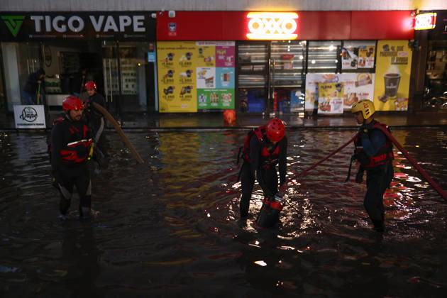Chile declares a red alert in Santiago following heavy hailstorm SANTIAGO, CHILE - OCTOBER 13: Firefighters work to drain and assist in a parking lot submerged by floodwaters following heavy rains in Santiago, Chile, on October 13, 2026. The flash flooding inundated underground and open-air parking facilities, prompting local authorities to declare a red alert across the capital as emergency crews mobilized to handle severe waterlogging. Lucas Aguayo Araos Anadolu Santiago Chile. Editorial use only. Please get in touch for any other usage.  Copyright: x2026xAnadoluxLucasxAguayoxAraosx