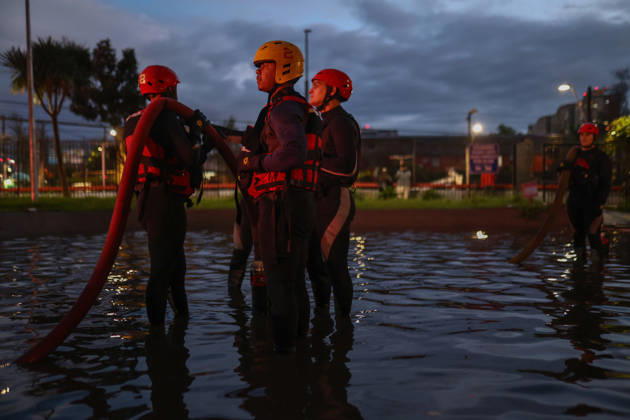 Chile declares a red alert in Santiago following heavy hailstorm SANTIAGO, CHILE - OCTOBER 13: Firefighters work to drain and assist in a parking lot submerged by floodwaters following heavy rains in Santiago, Chile, on October 13, 2026. The flash flooding inundated underground and open-air parking facilities, prompting local authorities to declare a red alert across the capital as emergency crews mobilized to handle severe waterlogging. Lucas Aguayo Araos Anadolu Santiago Chile. Editorial use only. Please get in touch for any other usage.  Copyright: x2026xAnadoluxLucasxAguayoxAraosx