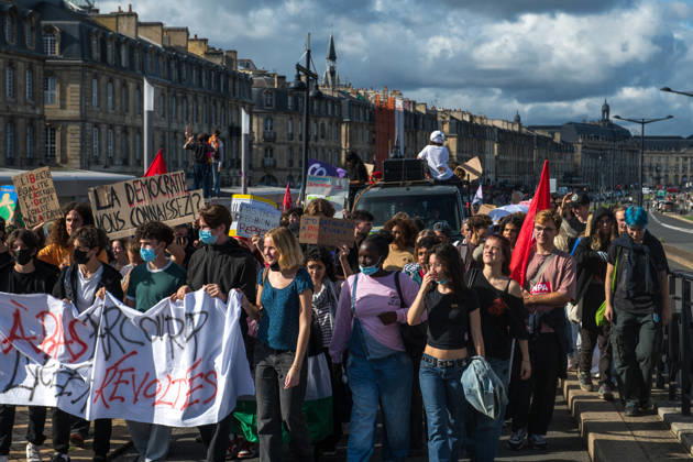 High School Stdent Mobilisation - Bordeaux High school students march along the Bordeaux waterfront during Act V of the high school student mobilisation in Bordeaux, France on October 13, 2026. Photo by Fabrice Sapte ABACAPRESS.COM Bordeaux France  Copyright: xSaptexFabrice ABACAx