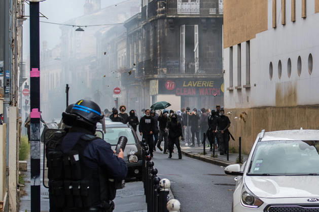 High School Stdent Mobilisation - Bordeaux A police officer in riot gear faces protesters in a street filled with tear gas during Act V of the high school student mobilisation in Bordeaux, France on October 13, 2026. Photo by Fabrice Sapte ABACAPRESS.COM Bordeaux France  Copyright: xSaptexFabrice ABACAx