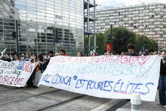 High School Student Mobilisation - Toulouse Banners at the Lycée des Arenes, right at the start of the march. Act V of the secondary school and university students protests. Young people and the world of work are continuing their joint mobilisation and demands for adequate resources for education, better study conditions, an end to student precariousness, and access to housing. France, Toulouse, 13 October 2026. Photo by Patricia Huchot-Boissier AbacaPress.com. TOULOUSE OCCITANIE France  Copyright: xHuchot-BoissierxPatricia ABACAx