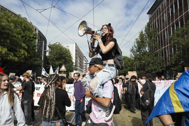 High School Student Mobilisation - Toulouse The procession moves forward, with a young woman holding a megaphone standing on the shoulders of a protester. Act V of the secondary school and university students protests. Young people and the world of work are continuing their joint mobilisation and demands for adequate resources for education, better study conditions, an end to student precariousness, and access to housing. France, Toulouse, 13 October 2026. Photo by Patricia Huchot-Boissier AbacaPress.com. TOULOUSE OCCITANIE France  Copyright: xHuchot-BoissierxPatricia ABACAx