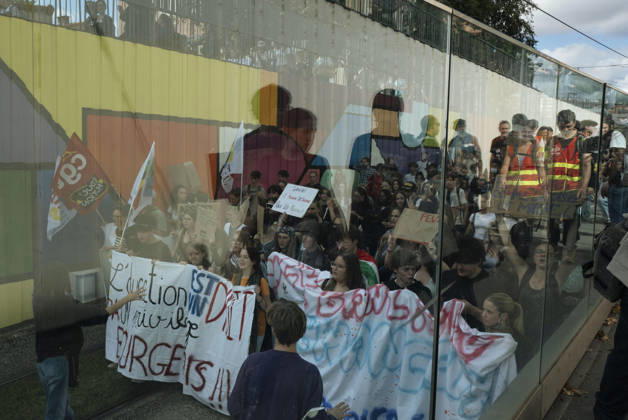 High School Student Mobilisation - Toulouse The procession can be seen reflected in a window. Act V of the secondary school and university students protests. Young people and the world of work are continuing their joint mobilisation and demands for adequate resources for education, better study conditions, an end to student precariousness, and access to housing. France, Toulouse, 13 October 2026. Photo by Patricia Huchot-Boissier AbacaPress.com. TOULOUSE OCCITANIE France  Copyright: xHuchot-BoissierxPatricia ABACAx
