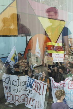 High School Student Mobilisation - Toulouse The procession can be seen reflected in a window. Act V of the secondary school and university students protests. Young people and the world of work are continuing their joint mobilisation and demands for adequate resources for education, better study conditions, an end to student precariousness, and access to housing. France, Toulouse, 13 October 2026. Photo by Patricia Huchot-Boissier AbacaPress.com. TOULOUSE OCCITANIE France  Copyright: xHuchot-BoissierxPatricia ABACAx