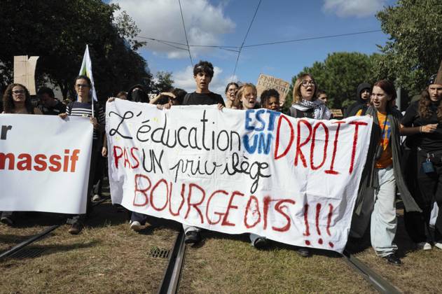 High School Student Mobilisation - Toulouse Act V of the secondary school and university students protests. Young people and the world of work are continuing their joint mobilisation and demands for adequate resources for education, better study conditions, an end to student precariousness, and access to housing. France, Toulouse, 13 October 2026. Photo by Patricia Huchot-Boissier AbacaPress.com. TOULOUSE OCCITANIE France  Copyright: xHuchot-BoissierxPatricia ABACAx