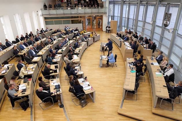 Magdeburg, Sachsen-Anhalt, Deutschland, 14.10.2026: Landtag: Sondersitzung: Der geschäftsführende Ministerpräsident Sven Schulze, CDU, steht am Rednerpult. Copyright: xdtsxNachrichtenagenturx dts_138734