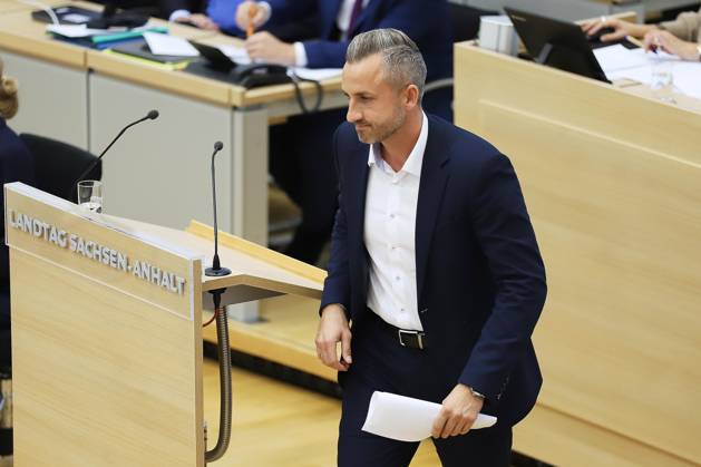Magdeburg, Sachsen-Anhalt, Deutschland, 14.10.2026: Landtag: Sondersitzung: Ulrich Siegmund, AfD, hält eine Rede zur Einbringung eines gemeinsamen Antrags mit dem BSW, sich für Friedensgespräche im Ukraine-Krieg einzusetzen. Copyright: xdtsxNachrichtenagenturx dts_138737