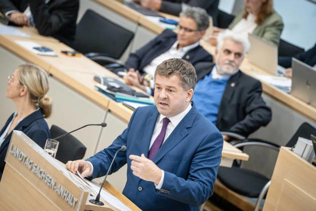 Amtierender Ministerpräsident Sven Schulze, CDU, am Rednerpult, im Hintergrund Lydia Hüskens und Armin Willingmann;Landtagssitzung Oktober 2026 (II) Sondersitzung auf Antrag von AfD und BSW zum Thema Frieden in der Ukraine schaffen, Magdeburg Sachsen-Anhalt Deutschland Landtag