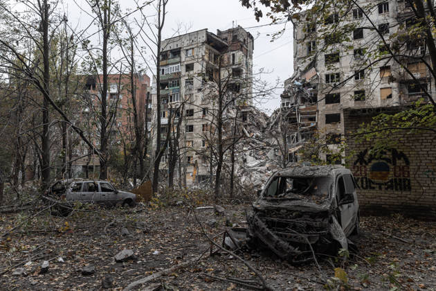 Russian air strike hits residential building in Kramatorsk KRAMATORSK, UKRAINE - OCTOBER 14: A view of the damaged buildings and burned-out cars following a Russian air strike on a residential building in Kramatorsk, Ukraine, on October 14, 2026. Diego Herrera Carcedo Anadolu Kramatorsk Ukraine. Editorial use only. Please get in touch for any other usage.  Copyright: x2026xAnadoluxDiegoxHerreraxCarcedox