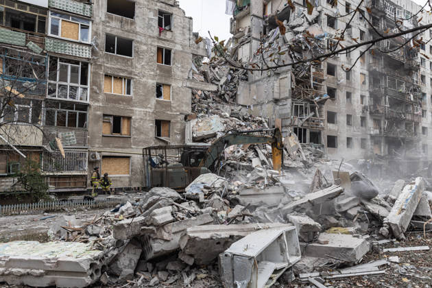 Russian air strike hits residential building in Kramatorsk KRAMATORSK, UKRAINE - OCTOBER 14: A heavy machinery operates as firefighters search for the bodies of two civilians beneath the rubble of a residential building following a Russian air strike in Kramatorsk, Ukraine, on October 14, 2026. Diego Herrera Carcedo Anadolu Kramatorsk Ukraine. Editorial use only. Please get in touch for any other usage.  Copyright: x2026xAnadoluxDiegoxHerreraxCarcedox