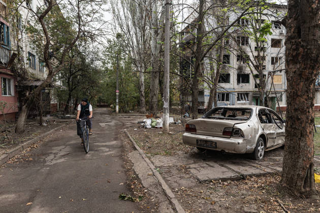 Russian air strike hits residential building in Kramatorsk KRAMATORSK, UKRAINE - OCTOBER 14: A woman on a bicycle rides past a car damaged by Russian bombing in Kramatorsk, Ukraine, on October 14, 2026. Diego Herrera Carcedo Anadolu Kramatorsk Ukraine. Editorial use only. Please get in touch for any other usage.  Copyright: x2026xAnadoluxDiegoxHerreraxCarcedox