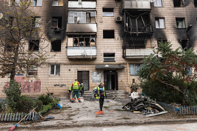 Russian air strike hits residential building in Kramatorsk KRAMATORSK, UKRAINE - OCTOBER 14: People clean the area of a residential building burnt and damaged following a Russian air strike in Kramatorsk, Ukraine, on October 14, 2026. Diego Herrera Carcedo Anadolu Kramatorsk Ukraine. Editorial use only. Please get in touch for any other usage.  Copyright: x2026xAnadoluxDiegoxHerreraxCarcedox
