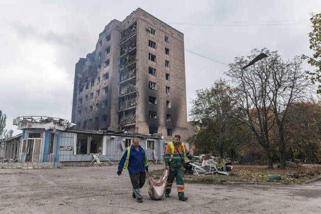 Russian air strike hits residential building in Kramatorsk KRAMATORSK, UKRAINE - OCTOBER 14: Two men carry rubble in front of a residential building that was burnt and damaged following a Russian air strike in Kramatorsk, Ukraine, on October 14, 2026. Diego Herrera Carcedo Anadolu Kramatorsk Ukraine. Editorial use only. Please get in touch for any other usage.  Copyright: x2026xAnadoluxDiegoxHerreraxCarcedox