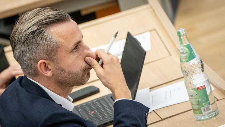 Ulrich Siegmund, AfD-Abgeordneter, während der Debatte;Landtagssitzung Oktober 2026 (II) Sondersitzung auf Antrag von AfD und BSW zum Thema Frieden in der Ukraine schaffen, Magdeburg Sachsen-Anhalt Deutschland Landtag