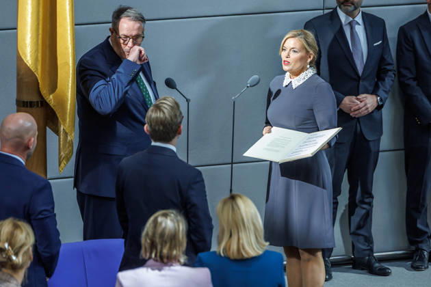 Bundestag Vereidigung von Alexander Schweitzer (SPD), Bundesminister fuer Arbeit und Soziales durch Bundestagspraesidentin Julia Kloeckner im Deutschen Bundestag am 10.10.26 in Berlin. Berlin Berlin Deutschland Bundestag