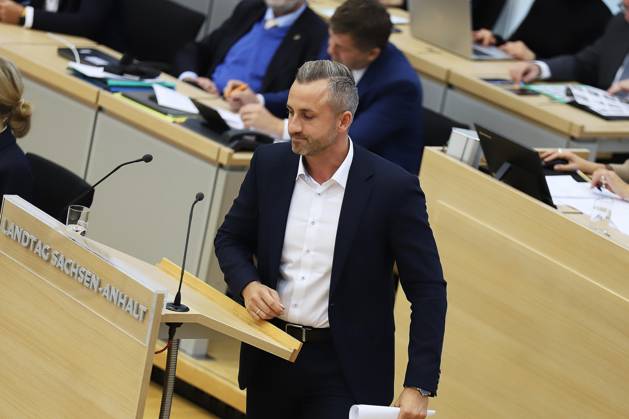 Magdeburg, Sachsen-Anhalt, Deutschland, 14.10.2026: Landtag: Sondersitzung: Ulrich Siegmund, AfD, hält eine Rede zur Einbringung eines gemeinsamen Antrags mit dem BSW, sich für Friedensgespräche im Ukraine-Krieg einzusetzen. Im Hintergrund der geschäftsführende Ministerpräsident Sven Schulze, CDU. Copyright: xdtsxNachrichtenagenturx dts_138754