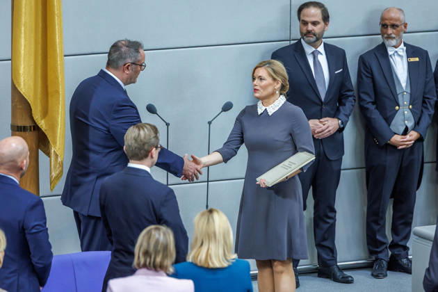 Bundestag Vereidigung von Alexander Schweitzer (SPD), Bundesminister fuer Arbeit und Soziales durch Bundestagspraesidentin Julia Kloeckner im Deutschen Bundestag am 10.10.26 in Berlin. Berlin Berlin Deutschland Bundestag