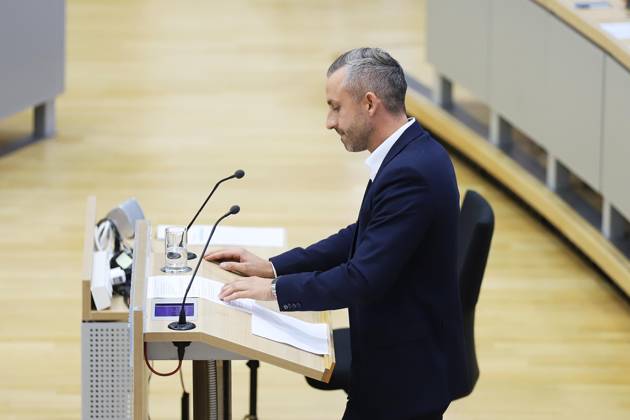 Magdeburg, Sachsen-Anhalt, Deutschland, 14.10.2026: Landtag: Sondersitzung: Ulrich Siegmund, AfD, hält eine Rede zur Einbringung eines gemeinsamen Antrags mit dem BSW, sich für Friedensgespräche im Ukraine-Krieg einzusetzen. Copyright: xdtsxNachrichtenagenturx dts_138757