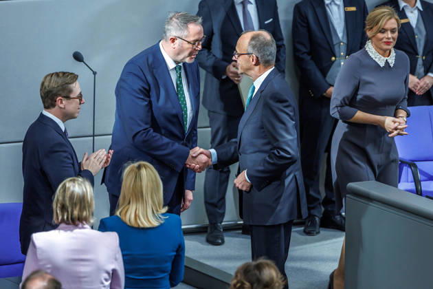 Bundestag Bundeskanzler Friedrich Merz (CDU) und Alexander Schweitzer (SPD), Bundesminister fuer Arbeit und Soziales nach der Vereidugung im Deutschen Bundestag am 10.10.26 in Berlin. Berlin Berlin Deutschland Bundestag