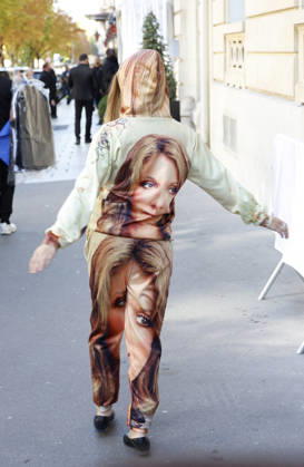 A Céline Dion fan outside theRoyal Monceau Hotel in Paris before heading to the Paris La Défense Arena to continue her concert series on October 14, 2026 Christophe Aubert Bestimage A Céline Dion fan outside the Royal Monceau Hotel in Paris before heading to the Paris La Défense Arena to continue her concert series on October 14, 2026, Paris, France  Copyright: xChristophexAubertx xBestimagexChristophexAubertx xBestimagex