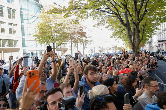 Céline Dion fans at theRoyal Monceau Hotel in Paris before heading to the La Plénitude Arena at Paris La Défense to continue her concert series on October 14, 2026. Marc Ausset Lacroix, Bestimage. Céline Dion fans at the Royal Monceau Hotel in Paris before heading to the La Plénitude Arena at Paris La Défense to continue her concert series on October 14, 2026 Paris, France  Copyright: xMarcxAussetxLacroixx xBestimagexMarcxAussetxLacroixx xBestimagex