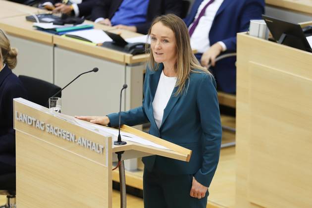 Magdeburg, Sachsen-Anhalt, Deutschland, 14.10.2026: Landtag: Sondersitzung: Claudia Wittig, BSW, hält eine Rede zur Einbringung eines gemeinsamen Antrags mit der AfD, sich für Friedensgespräche im Ukraine-Krieg einzusetzen. Copyright: xdtsxNachrichtenagenturx dts_138758