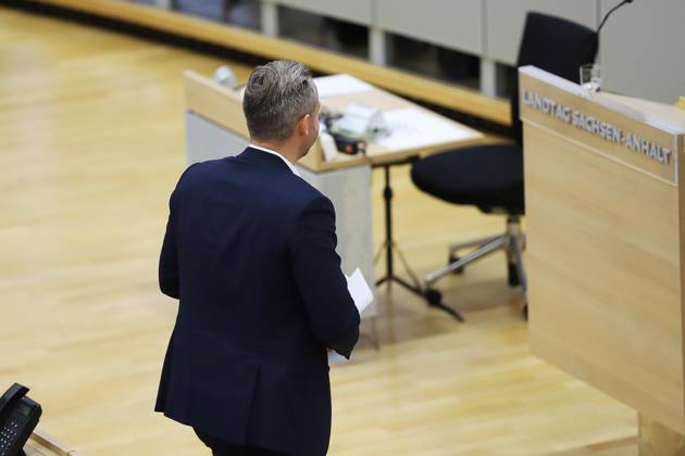 Magdeburg, Sachsen-Anhalt, Deutschland, 14.10.2026: Landtag: Sondersitzung: Ulrich Siegmund, AfD, hält eine Rede zur Einbringung eines gemeinsamen Antrags mit dem BSW, sich für Friedensgespräche im Ukraine-Krieg einzusetzen. Copyright: xdtsxNachrichtenagenturx dts_138802