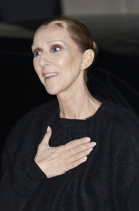 Céline Dion greets her fans as she arrives at the Royal Monceau hotel in Paris after her concert at the Plénitude Arena in Paris La Défense on October 14, 2026. Christophe Aubert, Bestimage. Céline Dion greets her fans as she arrives at the Royal Monceau hotel in Paris after her concert at the Plénitude Arena in Paris La Défense on October 14, 2026, Paris, France  Copyright: xChristophexAubertx xBestimagexChristophexAubertx xBestimagex