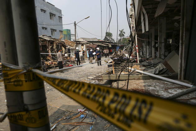 Blast at Indonesian market kills 2, injures 11 in South Tangerang BANTEN, INDONESIA - OCTOBER 15: Police officers investigate the scene of an explosion at a market in South Tangerang, on the outskirt of Jakarta, Indonesia, on October 15, 2026. The blast killed two people and injured at least 11 others, according to police. Investigators are examining the cause of the explosion after finding an ethylene gas cylinder at the site. The blast damaged shop-house buildings and scattered debris across the surrounding commercial area. Agoes Rudianto Anadolu Banten Indonesia. Editorial use only. Please get in touch for any other usage.  Copyright: x2026xAnadoluxAgoesxRudiantox