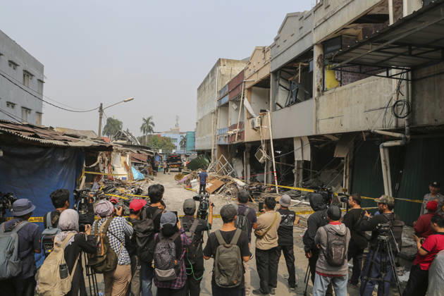 Blast at Indonesian market kills 2, injures 11 in South Tangerang BANTEN, INDONESIA - OCTOBER 15: Journalists are seen at the site of an explosion at a market in South Tangerang, on the outskirt of Jakarta, Indonesia, on October 15, 2026. The blast killed two people and injured at least 11 others, according to police. Investigators are examining the cause of the explosion after finding an ethylene gas cylinder at the site. The blast damaged shop-house buildings and scattered debris across the surrounding commercial area. Agoes Rudianto Anadolu Banten Indonesia. Editorial use only. Please get in touch for any other usage.  Copyright: x2026xAnadoluxAgoesxRudiantox