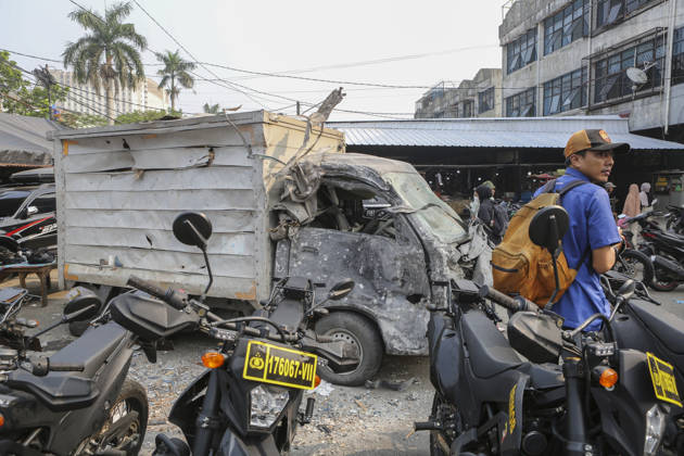 Blast at Indonesian market kills 2, injures 11 in South Tangerang BANTEN, INDONESIA - OCTOBER 15: A damaged car at the site of an explosion at a market in South Tangerang, on the outskirt of Jakarta, Indonesia, on October 15, 2026. The blast killed two people and injured at least 11 others, according to police. Investigators are examining the cause of the explosion after finding an ethylene gas cylinder at the site. The blast damaged shop-house buildings and scattered debris across the surrounding commercial area. Agoes Rudianto Anadolu Banten Indonesia. Editorial use only. Please get in touch for any other usage.  Copyright: x2026xAnadoluxAgoesxRudiantox
