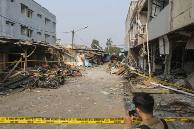 Blast at Indonesian market kills 2, injures 11 in South Tangerang BANTEN, INDONESIA - OCTOBER 15: A damaged shop-house buildings and debris scattered across the site of an explosion at a market in South Tangerang, on the outskirt of Jakarta, Indonesia, on October 15, 2026. The blast killed two people and injured at least 11 others, according to police. Investigators are examining the cause of the explosion after finding an ethylene gas cylinder at the site. The blast damaged shop-house buildings and scattered debris across the surrounding commercial area. Agoes Rudianto Anadolu Banten Indonesia. Editorial use only. Please get in touch for any other usage.  Copyright: x2026xAnadoluxAgoesxRudiantox