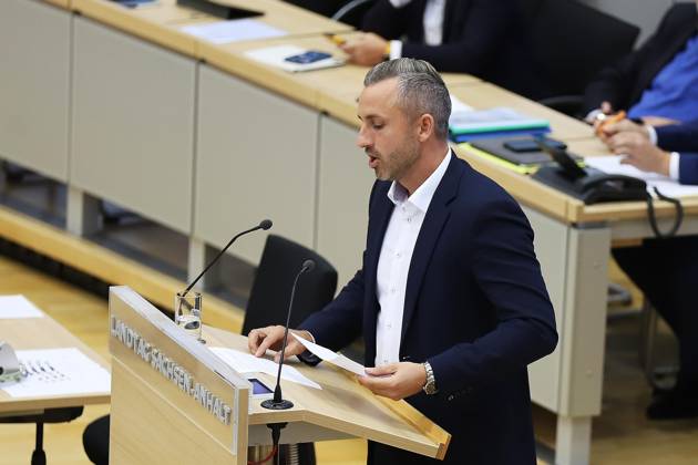 Magdeburg, Sachsen-Anhalt, Deutschland, 14.10.2026: Landtag: Sondersitzung: Ulrich Siegmund, AfD, hält eine Rede zur Einbringung eines gemeinsamen Antrags mit dem BSW, sich für Friedensgespräche im Ukraine-Krieg einzusetzen. Copyright: xdtsxNachrichtenagenturx dts_138988