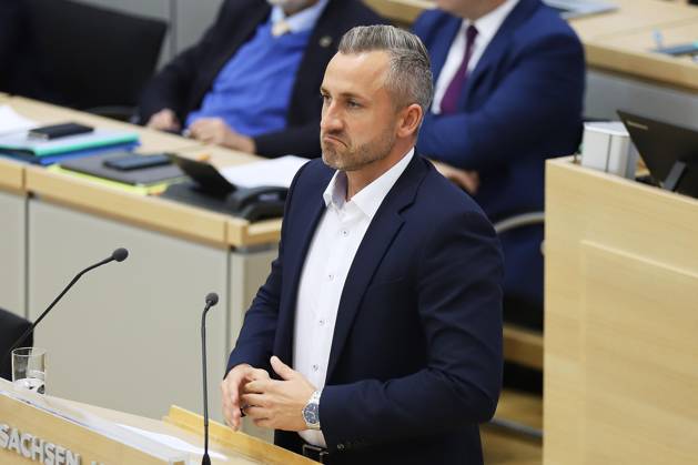 Magdeburg, Sachsen-Anhalt, Deutschland, 14.10.2026: Landtag: Sondersitzung: Ulrich Siegmund, AfD, hält eine Rede zur Einbringung eines gemeinsamen Antrags mit dem BSW, sich für Friedensgespräche im Ukraine-Krieg einzusetzen. Copyright: xdtsxNachrichtenagenturx dts_138987