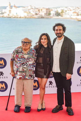 Entertainment Bilder des Tages Photocall for the film Drag at the Sitges Film Festival I D Actor Danny DeVito with his children, actress Lucy Chet DeVito, and producer and director Jacob Daniel DeVito pose at the photocall for the film ‘Drag’ at the Sitges Film Festival on October 15, 2026, in Sitges, Barcelona, Catalonia, Spain ‘Drag’ is an American black comedy horror-thriller directed by Raviv Ullman and Greg Yagolnitzer and produced by Danny DeVito alongside his children Lucy and Jake. It is part of the Official Fantàstic Competition Section on October 15, 2026, in Sitges, Barcelona, Catalonia, Sitges, Barcelona, Catalonia, Spain Copyright: xAlbertoxParedesx 7847224