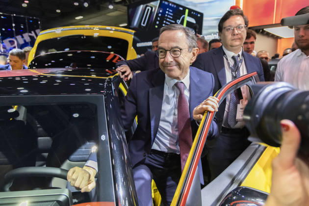 Paris, France October 15, 2026 - Paris Motor Show - Bruno Retailleau POLITIQUE, RETAILLEAU, LR, LES REPUBLICAINS, CAMPAGNE ELECTORALE, SALON DE L AUTOMOBILE, VOITURE, ECONOMIE, CONDUITE, PERMIS DE CONDUIRE, CONDUCTEUR, RENAULT Copyright: xVincentxIsorex
