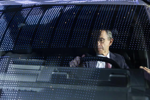 Paris, France October 15, 2026 - Paris Motor Show - Bruno Retailleau POLITIQUE, RETAILLEAU, LR, LES REPUBLICAINS, CAMPAGNE ELECTORALE, SALON DE L AUTOMOBILE, VOITURE, ECONOMIE, CONDUITE, PERMIS DE CONDUIRE, CONDUCTEUR, RENAULT Copyright: xVincentxIsorex