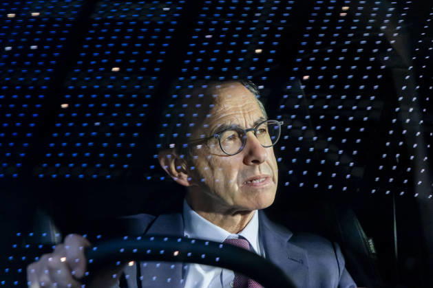 News Bilder des Tages Paris, France October 15, 2026 - Paris Motor Show - Bruno Retailleau POLITIQUE, RETAILLEAU, LR, LES REPUBLICAINS, CAMPAGNE ELECTORALE, SALON DE L AUTOMOBILE, VOITURE, ECONOMIE, CONDUITE, PERMIS DE CONDUIRE, CONDUCTEUR, RENAULT Copyright: xVincentxIsorex